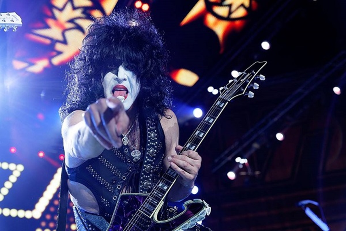 Image of Kiss performing live.