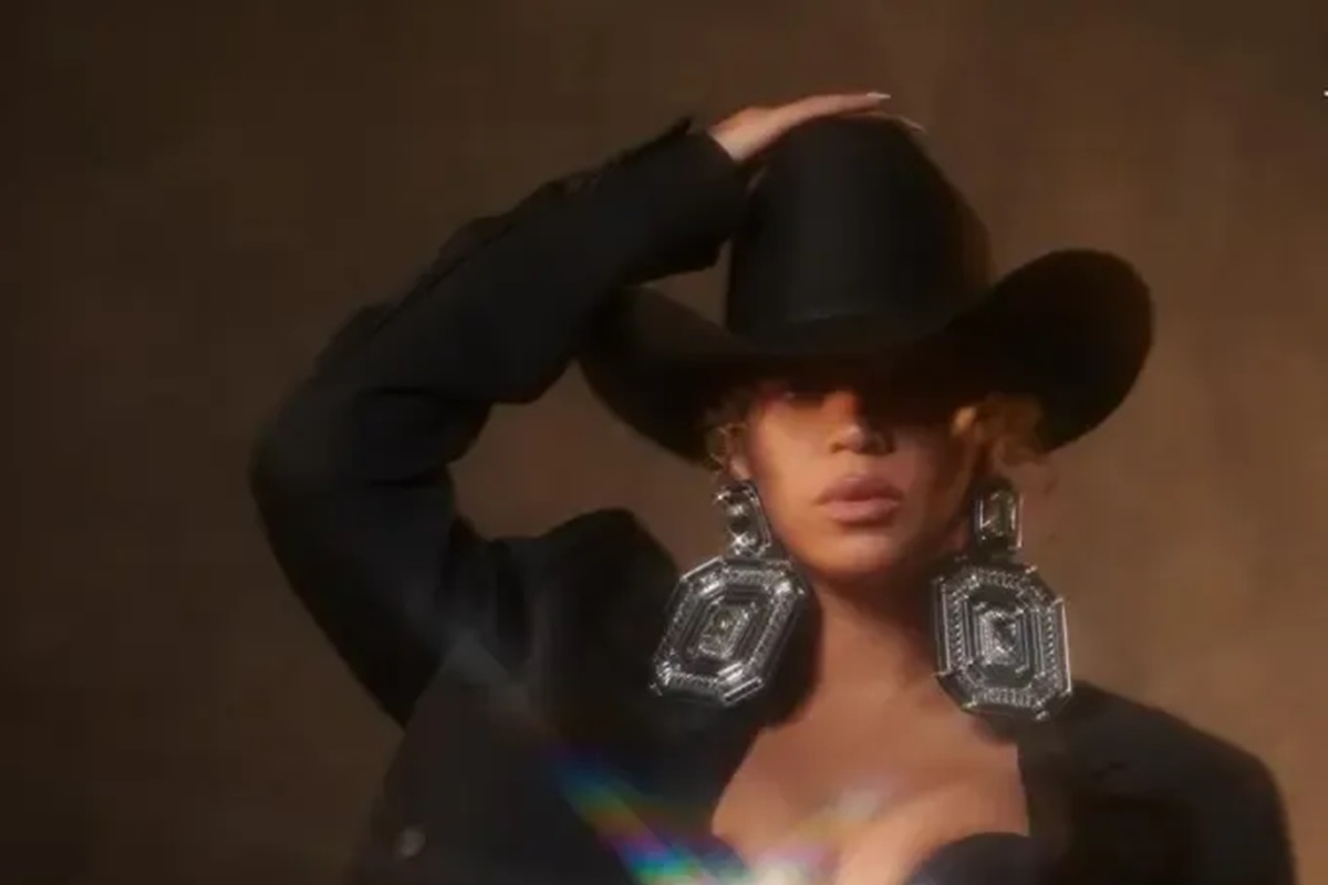 Beyonce posing with a cowboy hat.